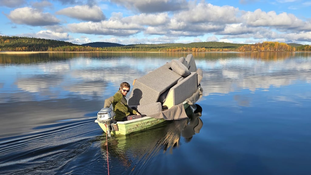 Om bij zijn stuk land te komen heeft Björn in de zomer een boot nodig en in de winter een sneeuwscooter. Een bank verhuizen gebeurt dus per boot.